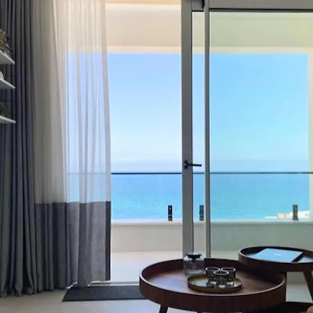 Lejlighed Tasteful With Immaculate Seaview *